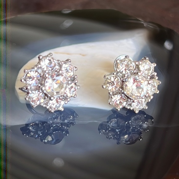 Vintage rhinestone earrings.  Clusters.  Screw backs for non pierced wears. - Picture 5 of 15